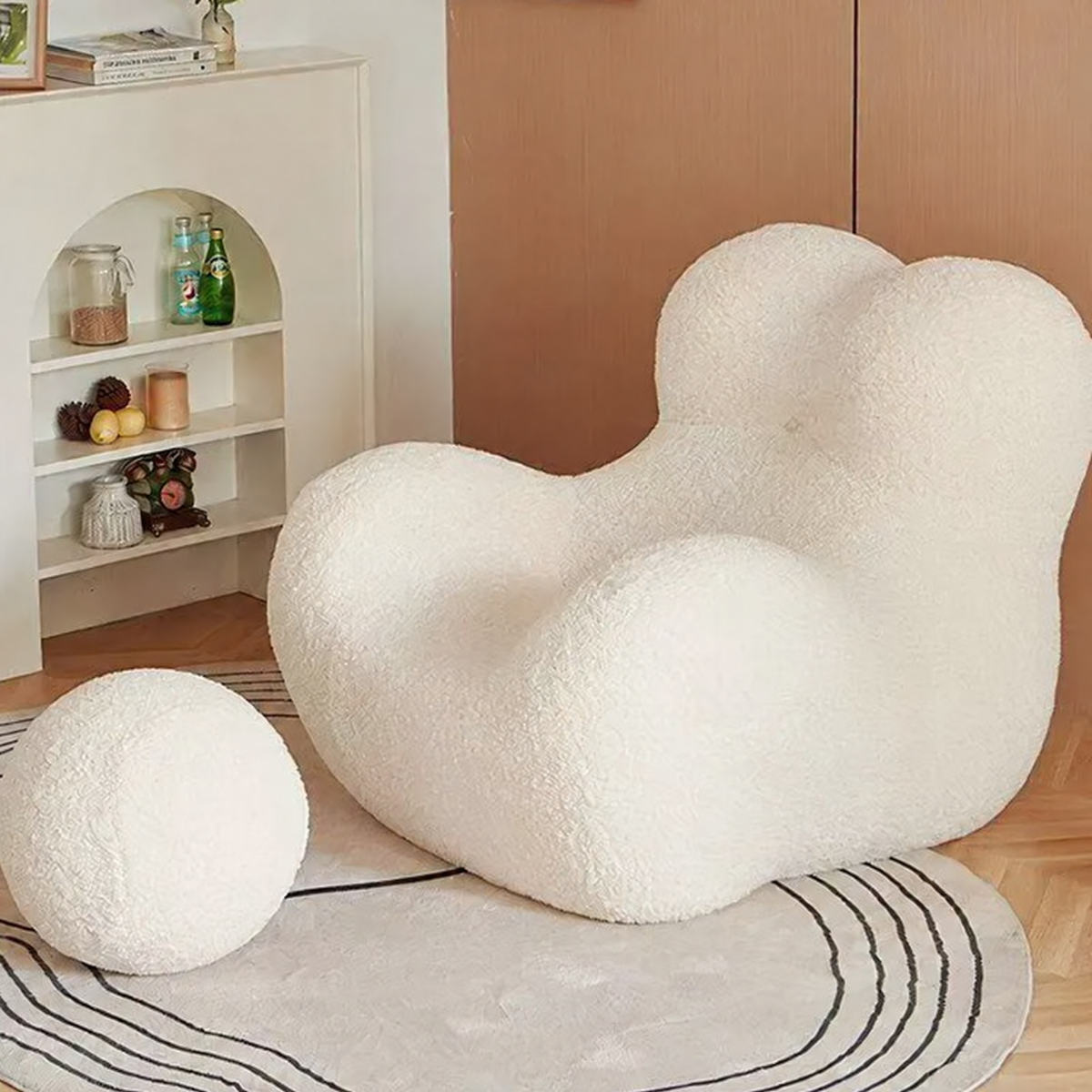 Fauteuil cocon en bouclette ivoire – silhouette nuage aux formes arrondies
