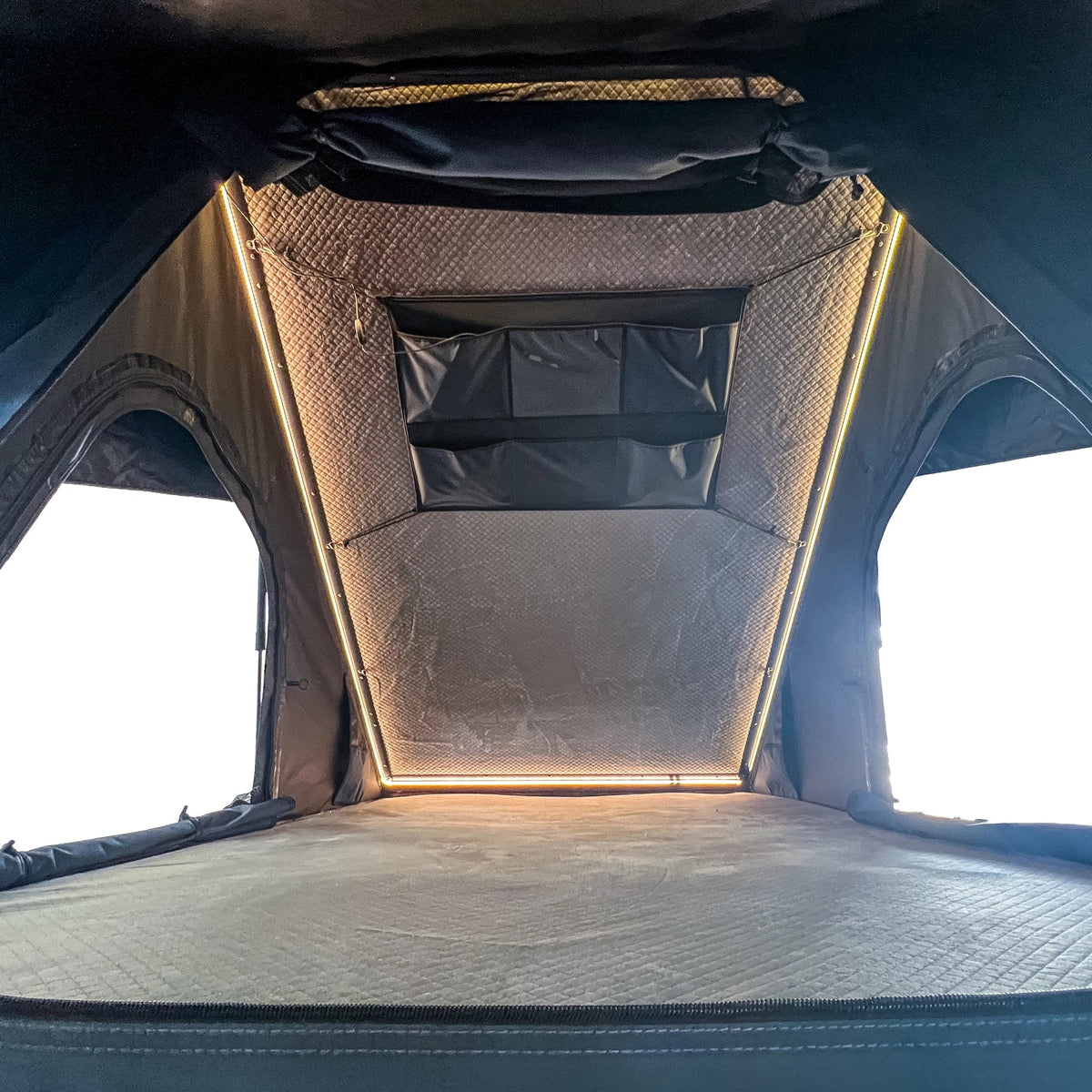 Tente de toit pour voiture Extra Slim avec deux sacs à chaussures et connexion USB