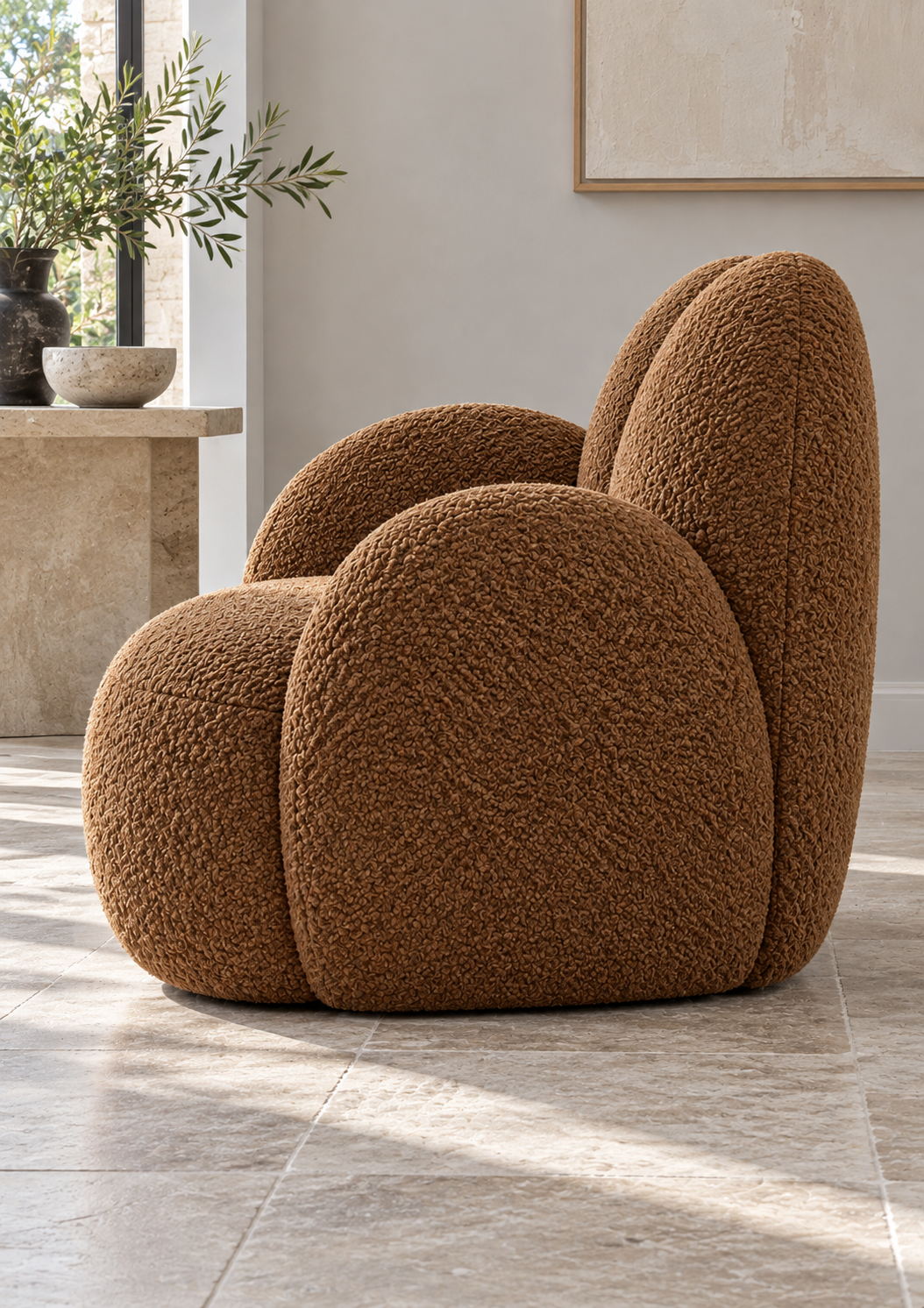 Fauteuil cocon crème en tissu bouclé – design enveloppant