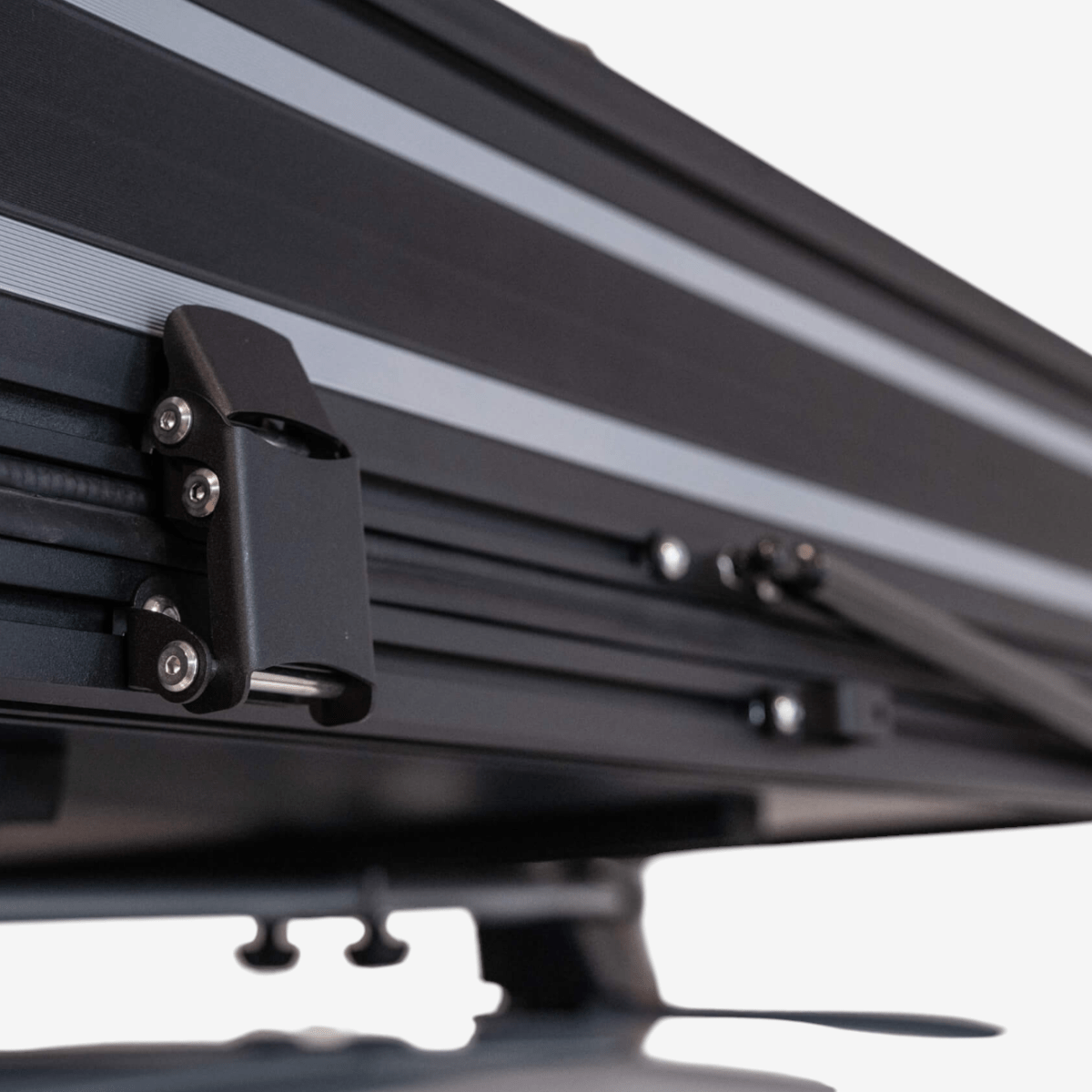 Tente de toit Chest M pour voiture avec un couvercle rigide en aluminium