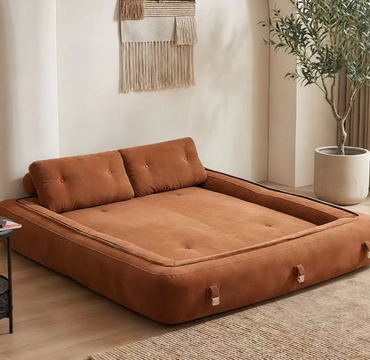 Banquette de sol crème à coussins traversins – espace détente enveloppant