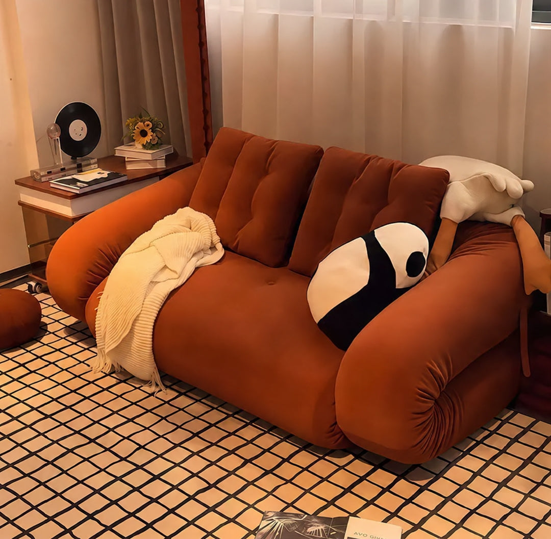 Banquette de sol crème à coussins traversins – espace détente enveloppant