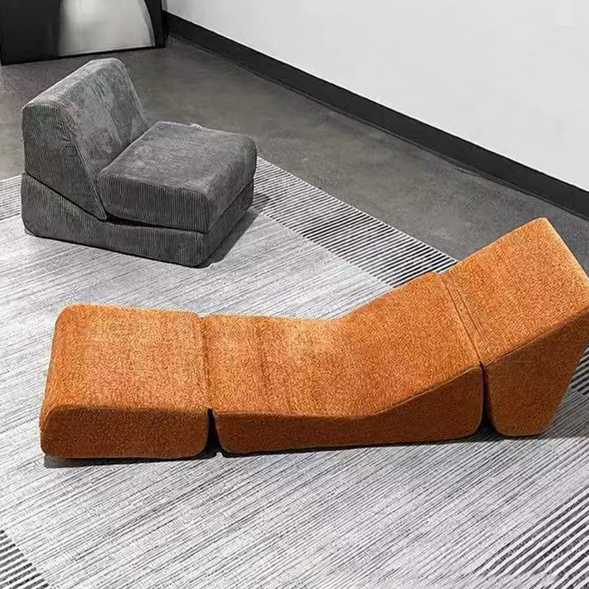 Fauteuil lounge orange terracotta – assise basse et dossier incliné