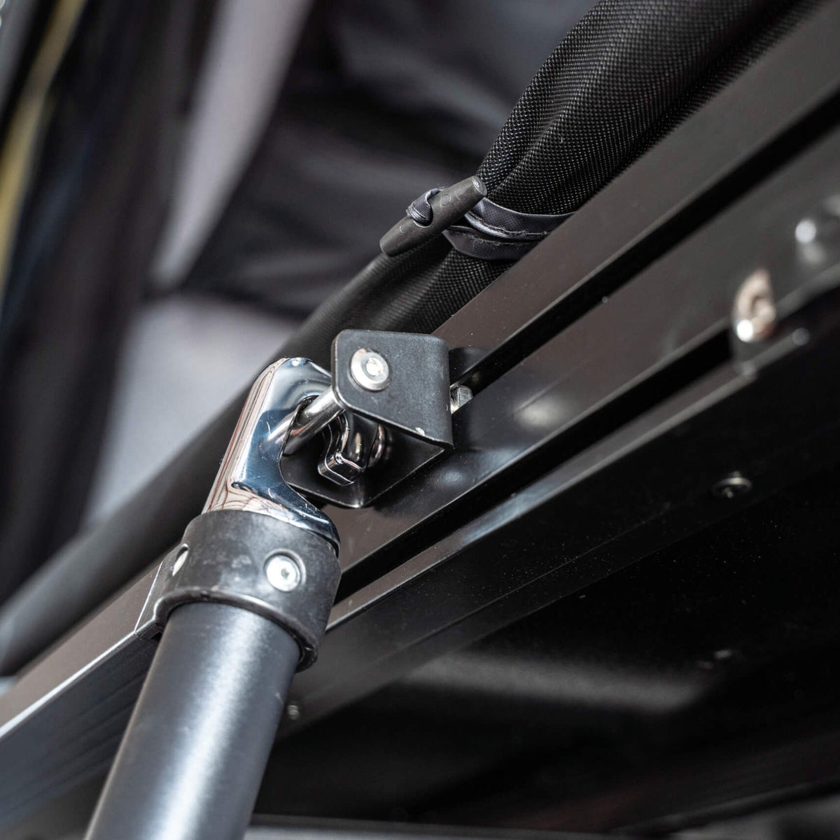 Tente de toit pour voiture - Pro M avec lumières LED et connexion USB