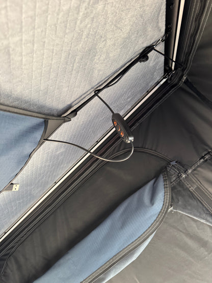 Tente de toit pour voiture Extra Slim avec deux sacs à chaussures et connexion USB